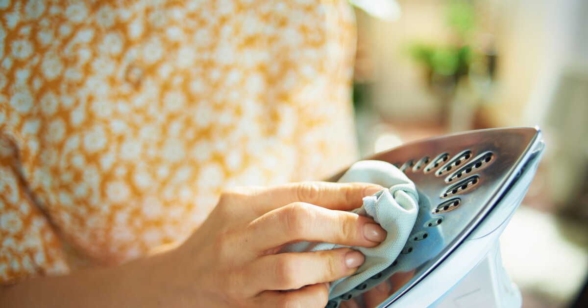 Comment nettoyer la semelle de mon fer à repasser ?