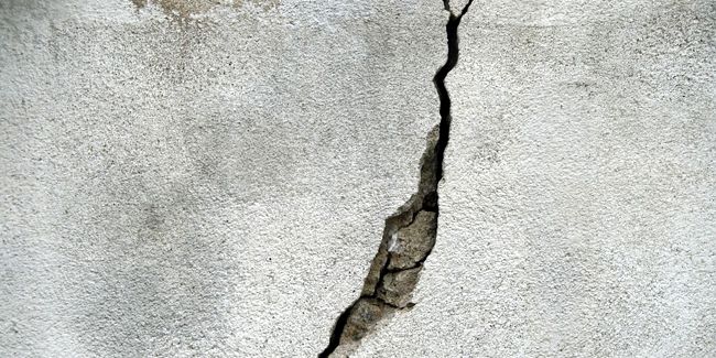 Réparer un mur fissuré : guide pratique pour un résultat impeccable