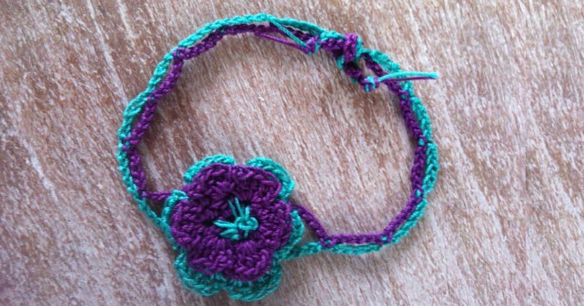 Un bracelet fleur au crochet