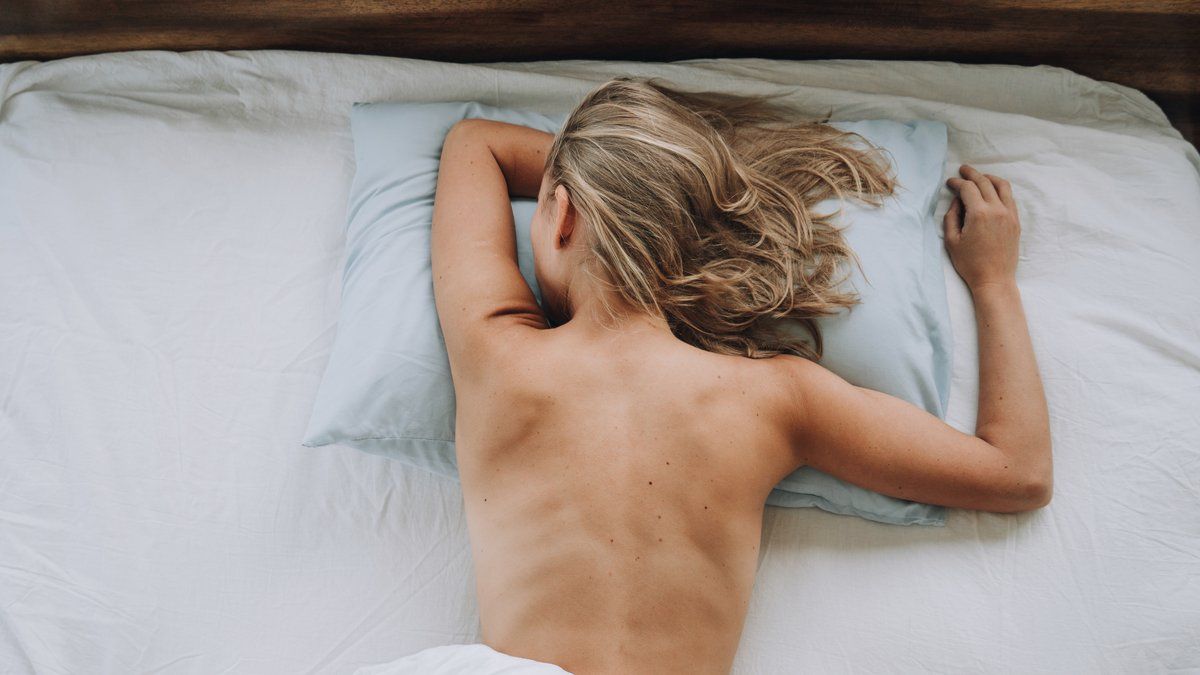 Peut-on vraiment dormir nu lors des nuits caniculaires ?