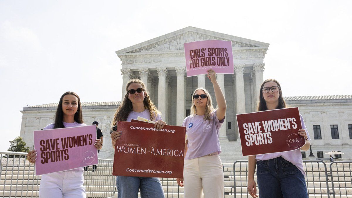 Les jeunes filles face à une décision controversée sur le sport universitaire