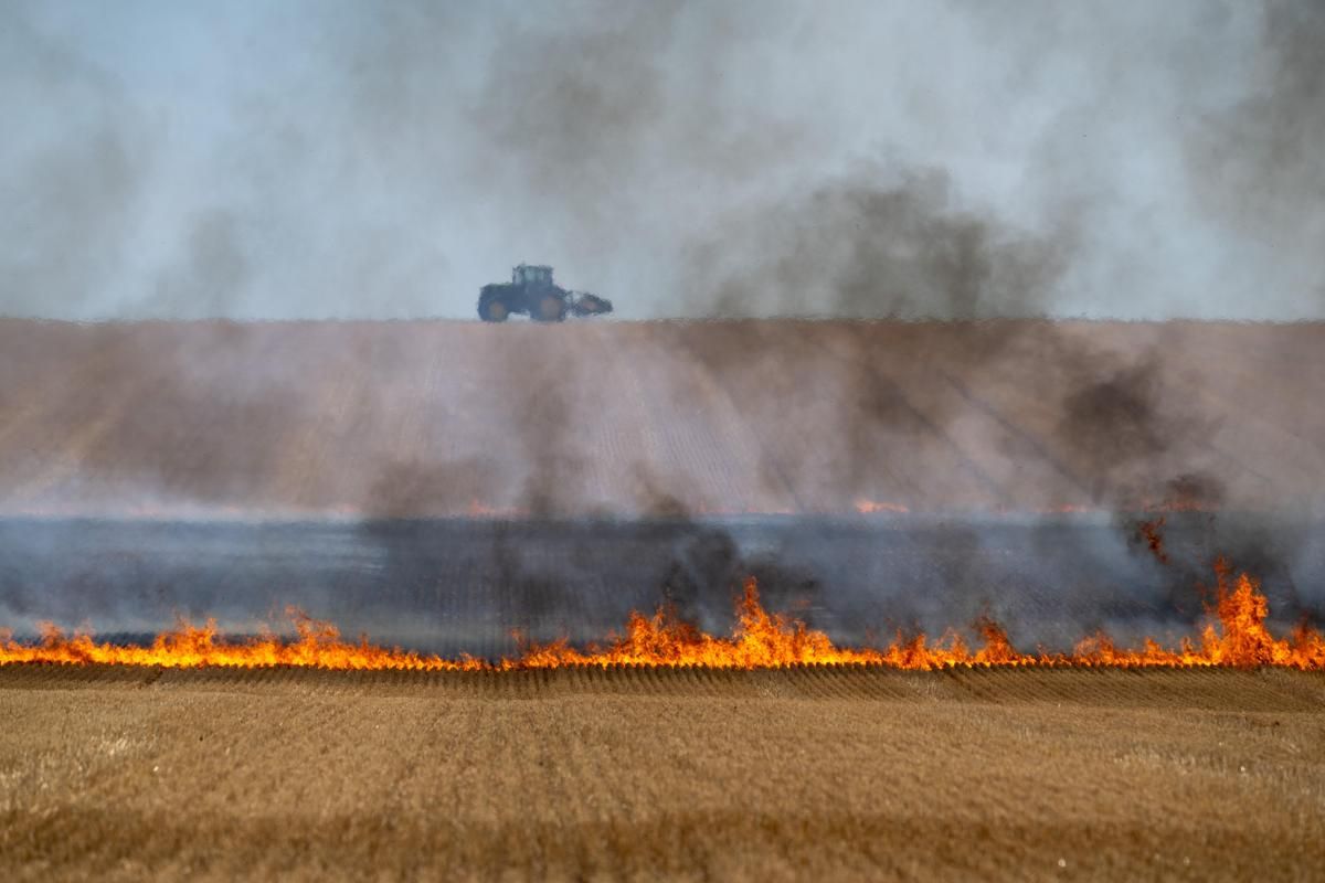 Sainte-Colombe-en-Bruilhois : une moissonneuse-batteuse en flammes, trois hectares ravagés