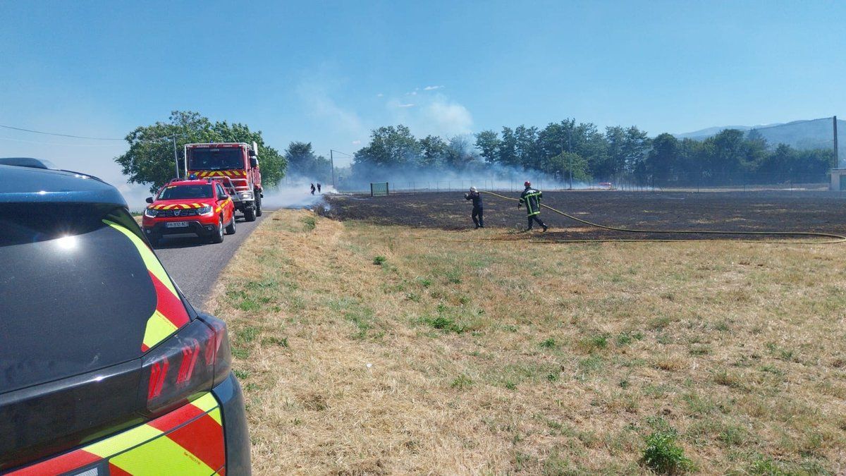Incendie en Ariège : la D 10 bloquée, un hélicoptère déployé pour maîtriser les flammes