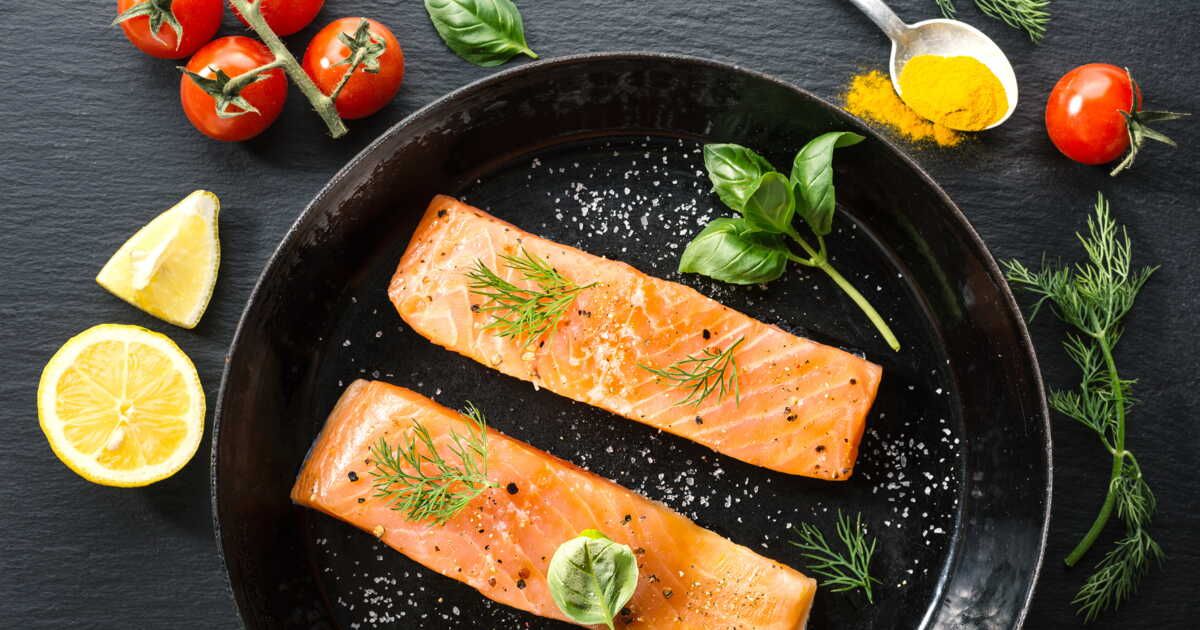 Maîtriser la cuisson du saumon à la poêle : astuces et recette de chef