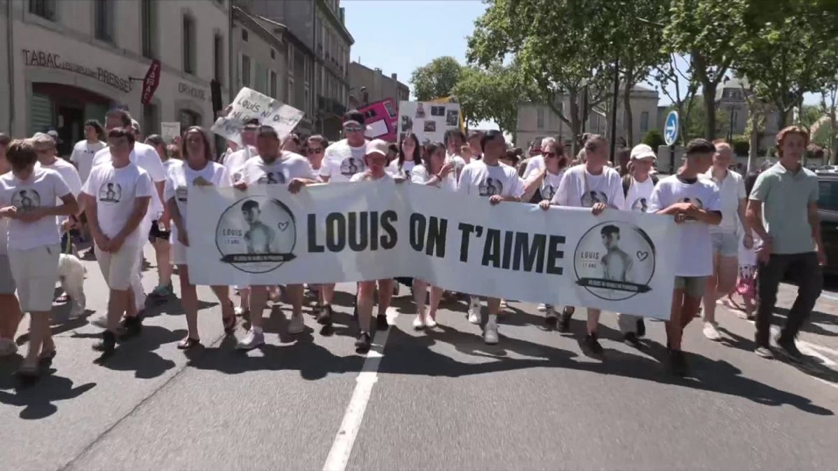 Des centaines de personnes rendent hommage à Louis, un jeune lynché à mort