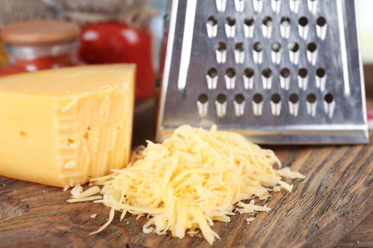 Une méthode surprenante pour râper le fromage efficacement