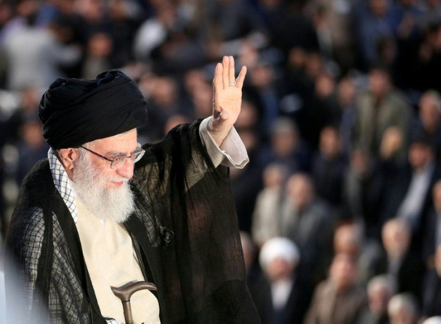 Téhéran pleure son guide : prière en mémoire d'Ali Khamenei, sans la présence de son fils