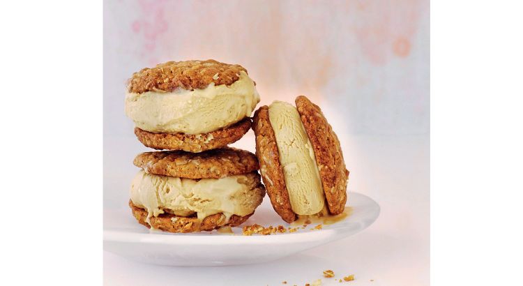 Sandwichs aux biscuits Anzac et glace au sirop de sucre