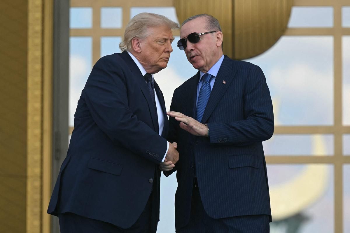 Erdogan offre des pistolets aux dirigeants lors du sommet de l'Otan