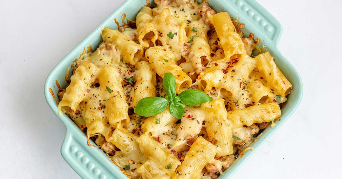 Un véritable délice : la recette facile du gratin de pâtes aux lardons et poireaux