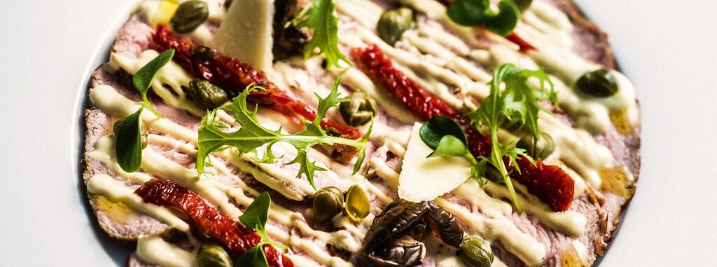 Recette : vitello tonnato (câpres, anchois et feuilles de moutarde)