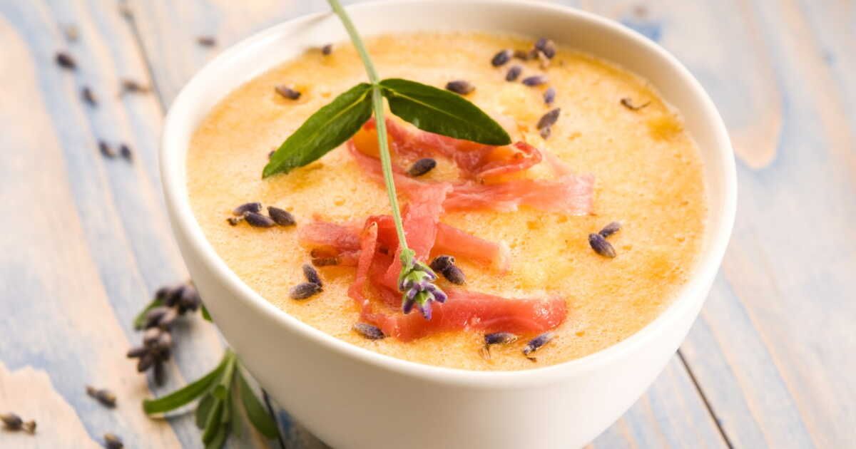 une soupe de melon au jambon et à la feta pour un été frais et léger
