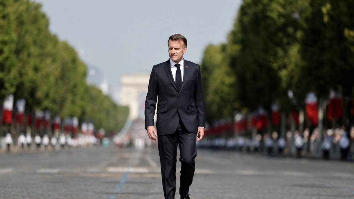 Emmanuel Macron change encore de voiture : découvrez son nouveau modèle électrique