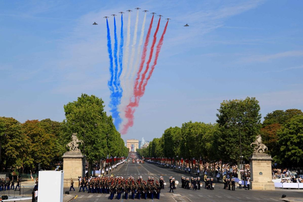 Célébration du 14 juillet : un défilé militaire marquant pour une Europe unie
